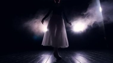 Dansçı duman sahnede performans