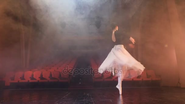Репетиция балерины в пустом зале — стоковое видео