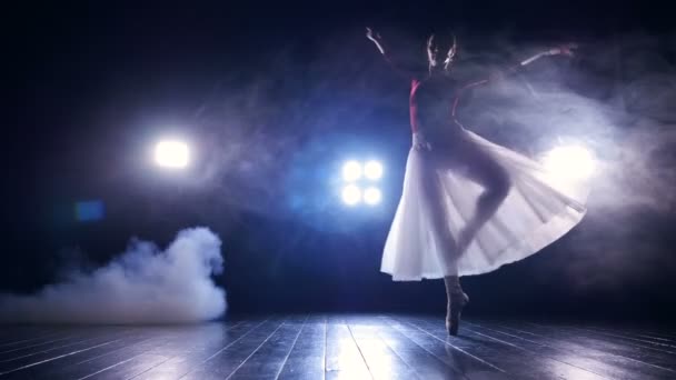 Bailarina profesional actuando en la oscuridad — Vídeos de Stock