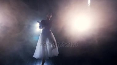 Bir balerin karanlıkta güzel hamle