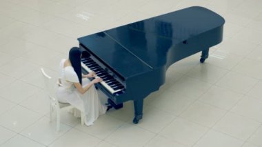 Piyano beyaz elbiseli kız