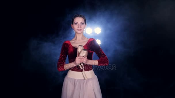 Bailarina sosteniendo zapatos de ballet y sonriendo. Retrato . — Vídeos de Stock