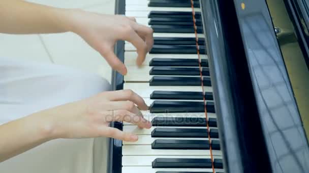 Руки женщины играют на фортепиано крупным планом — стоковое видео