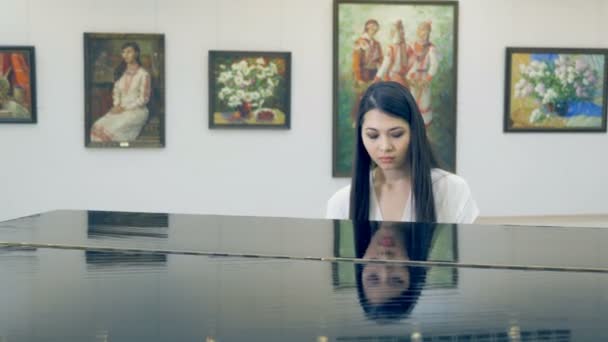 Žena hrající na klavír v galerii umění — Stock video