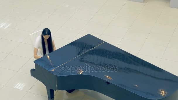 Vacker flicka spela piano — Stockvideo