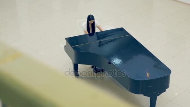 Красивая женщина играет на пианино — стоковое видео