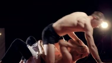 İki adam, uygun yerde dövüş mma savaşçıları.