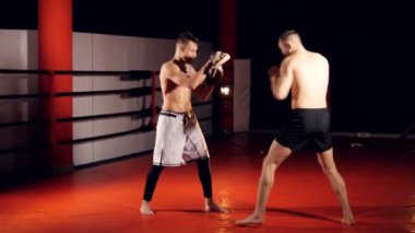 Bir spor kulübünde eğitim Brutall savaşçıları. 4k.