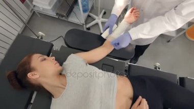 Yakın çekim. Doktor muayene odasında hasta bandaj yapma. Tıbbi bakım kavramı. 4k.