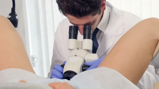 Medicul ginecolog examinează microscopul care examinează boala feminină. Conceptul de programare ginecolog . — Videoclip de stoc