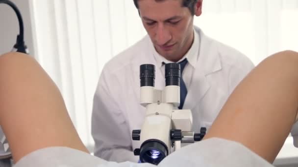 Um médico ginecologista profissional está diagnosticando uma jovem. 4K . — Vídeo de Stock