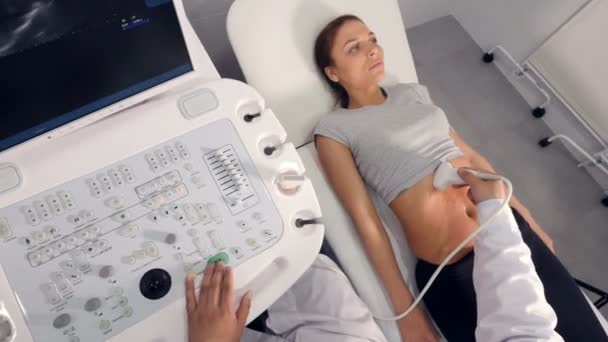 Eine gründliche Ultraschalluntersuchung durch den Arzt — Stockvideo