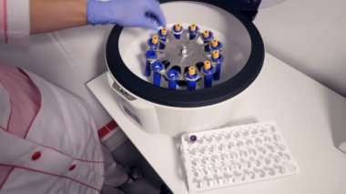 Profesyonel bir hemşire makine test örnekleri dışında temiz vails alır. 4k.