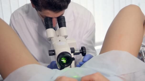 En professionell läkare är examiming en flickor-vagina. — Stockvideo