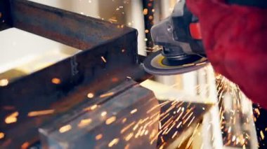 Güç aracı kullanımda Zımpara, kıvılcım. Yakın çekim. Ağır çekim.