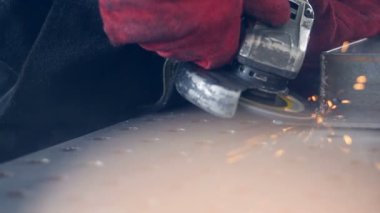 Taşlama güç aracı kullanarak alt.