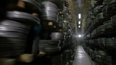 Film arşivinde saklanan çok sayıda video kasetleri.