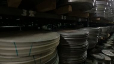 Film arşivinde saklanan video kasetleri çok sayıda.