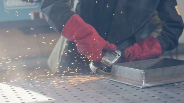 Trabajador usando amoladora usando guantes protectores rojos, chispas. 4K. Movimiento lento . — Vídeo de stock