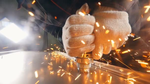 Man aan het werk met machtshulpmiddel installeren klinknagels. Slow motion. — Stockvideo