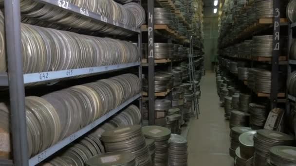 Grote Filmarchief met haar talrijke videobanden. — Stockvideo