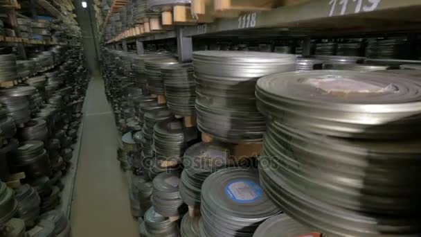 Numerosos carretes de película que se almacenan en el archivo de película . — Vídeo de stock
