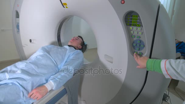 Scanner tomografico computerizzato in azione . — Video Stock