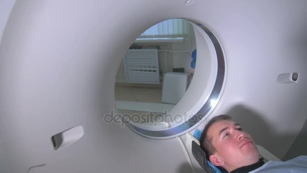 Man undergoing computed tomography test. — Stock Video