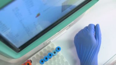 Tıbbi alt kan örnekleri inceleyerek.