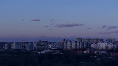Sunrise cityscape. Sabah küçük bir şehir. Zaman atlamalı video