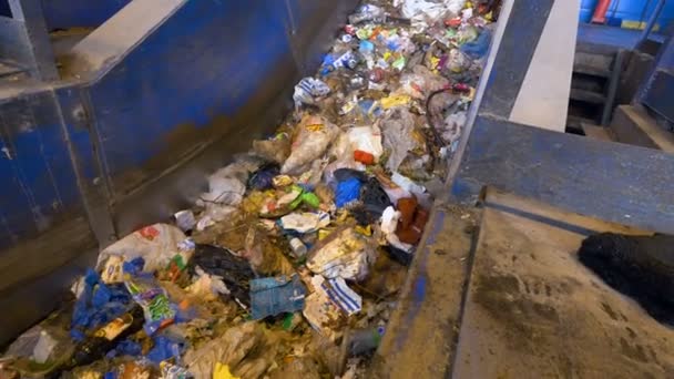 많은 양의 쓰레기를 운반 하는 폐기물 컨베이어. — 비디오
