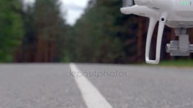 Yol boyunca, yavaş uçan bir quadcopter.