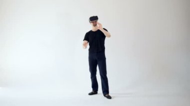 VR kulaklık. Adam ellerini sanal gerçeklik ulaşan.