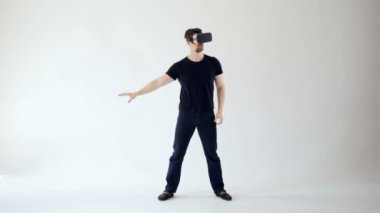 360 Vr oyun kavramı, bir adam ellerini hareket giyen Vr kulaklık.