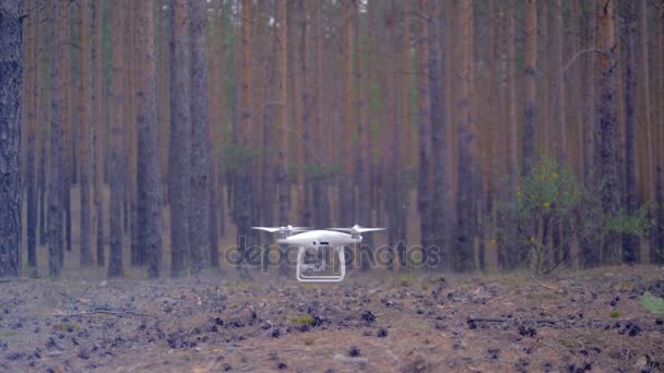 Un dron despegando del suelo y volando . — Vídeo de stock