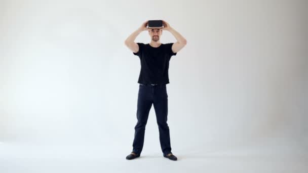 Auriculares de realidad virtual en un hombre joven . — Vídeos de Stock