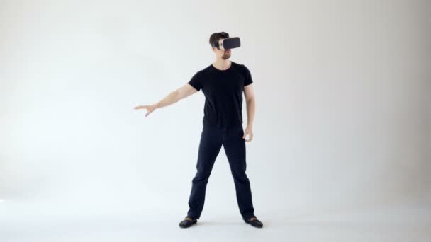 360 VR gaming concept, A man wearing VR headset moving his hands. — Stock Video