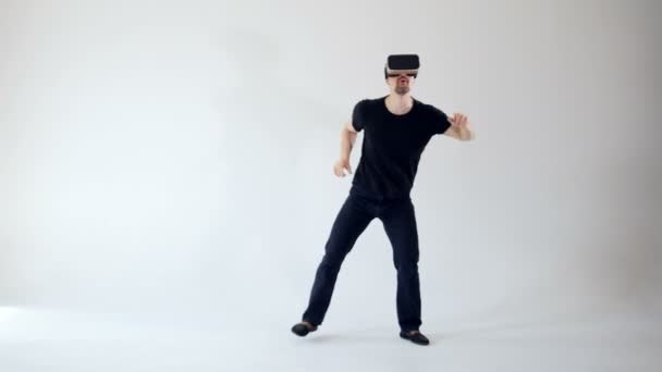 Joven con auriculares de realidad virtual y bailando . — Vídeos de Stock