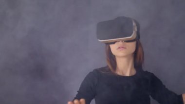 VR oyun kavramı. Eğlenerek seyir sanal gerçeklik kulaklık giyen bir kız.