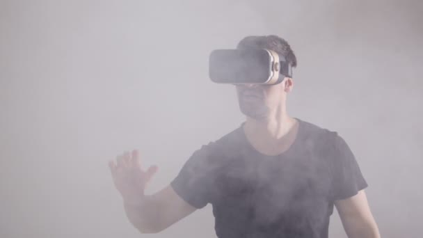 Концепция виртуальной реальности. Человек в гарнитуре выглядит заинтересованным . — стоковое видео
