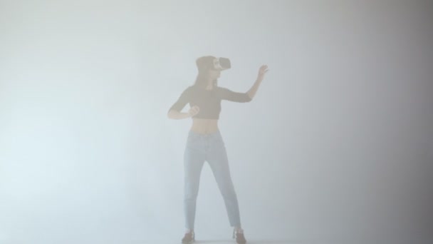 Concepto de realidad virtual. Una chica con auriculares VR dando pasos cuidadosos . — Vídeo de stock