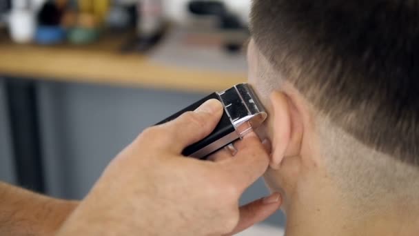 Peluquería profesional dando forma a los hombres corte de pelo. Movimiento lento . — Vídeo de stock