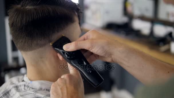 Peluquería profesional creando peinado mans. Movimiento lento . — Vídeo de stock