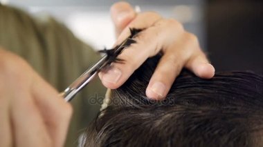 Bir adam bir saç kesimi teknikle usta Kuaför. Ağır çekim.
