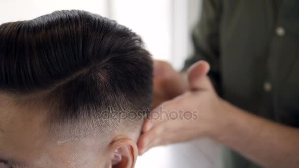 Barber masírování mans hlavu s trochou gelu. — Stock video