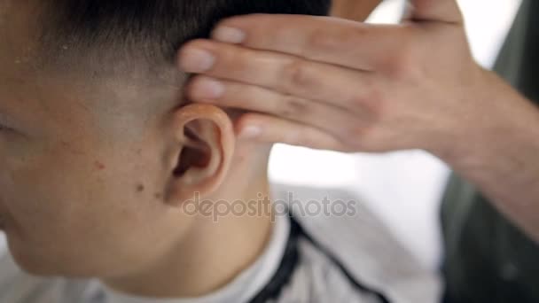 Friseur massiert seinen Kunden den Kopf mit etwas Gel. Zeitlupe. — Stockvideo