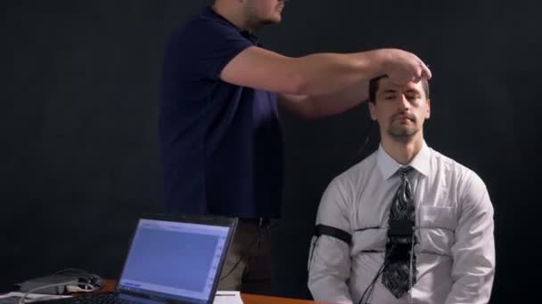 A 남자 앉아 및 거짓말 탐지기 테스트를 위해 준비 되 고. 4 k 60 fps. — 비디오