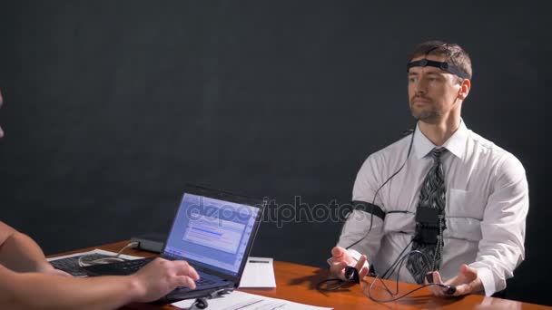 A calm man answering polygraph questions. — Stock Video