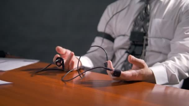 Männliche Hände mit Lügendetektorsensoren, die auf einem Tisch ruhen. 4k 60 fps. — Stockvideo