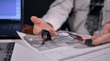 Veri sayfaları yalan yalan makinesi sensörleri ile erkek el. 4k 60 fps.